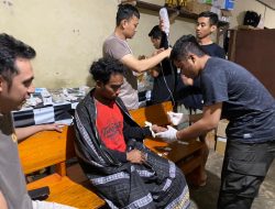 Satgas Binmas Noken Operasi Damai Cartenz-2022 Evakuasi Warga Masyarakat yang Sedang Sakit