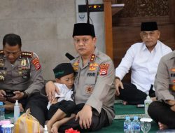 Anak Yatim Tertidur Pulas di Pangkuan Kapolda Banten, Edi Hasibuan : Sangat Menyentuh Hati