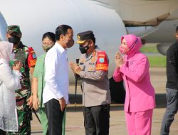 Kapolda Kalbar Beserta Ketua Bhayangkari Daerah Kalbar Dampingi Presiden Jokowi Resmikan Pelabuhan Kijing