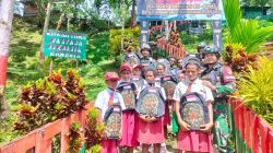 Gapai Cita-Cita Anak-anak Papua, Satgas Pamtas Yonif 711/Rks Bagikan Tas Sekolah