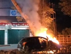 Diduga Konsleting Listrik, Sebuah Mobil Terbakar Di Jalan Sriwijaya