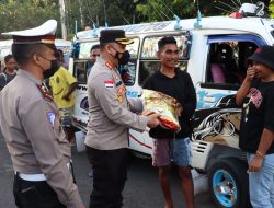 Pasca Kenaikan Harga BBM Kapolres Alor Memberikan Bansos ke Sejumlah Pegemudi Angkot 