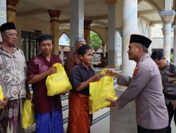 Polresta Bagikan Sembako Di Masjid Istiqomah Karang Anyar