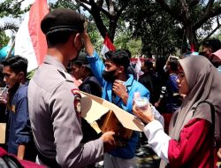 Mahasiswa Demo Kenaikan BBM, Polres Sumbawa Hadir Tunjukan Sisi Humanis Bagikan Air