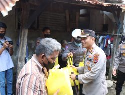 Kapolresta Mataram Serahkan Paket Bansos di Kelurahan Mayura