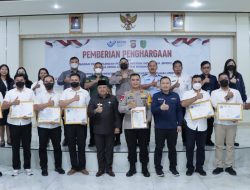 BP2MI dan Ketua DPRD Bengkayang Berikan Penghargaan Kepada Tujuh Personil Polres Bengkayang