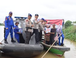 Ditpolairud Polda Sumsel Membagikan Bantuan Sembako Kepada Masyarakat di Perairan Borang