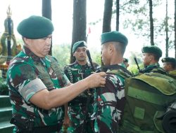 Mayjen TNI Syafrial Kukuhkan dan Tutup Tradisi Warga Baru Divif 2 Kostrad TA 2022