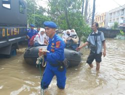 Bantu Pelajar dan Masyarakat Akibat Banjir, Polairud Polda Sumsel Turunkan 2 Perahu Karet