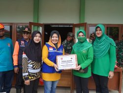 Ketua Persit KCK Koorcab Rem 071 PD IV/Diponegoro Berikan Bantuan Untuk Masyarakat Terdampak Banjir