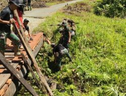 Memperlancar Akses Perekonomian Warga Papua, Satgas Pamtas Yonif 711/Rks Bantu Bangun Jembatan