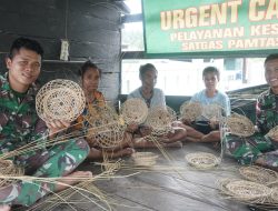 Bangun Ekonomi Kreatif di Perbatasan Papua, Satgas Yonif 126/KC Ajarkan Mama Anyam Piring Ingke