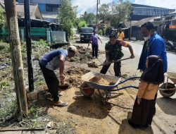 Babinsa Sorong Kota Bersama Warga Ajak Pembersihan Lingkungan