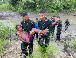 Aksi Heroik!! Satgas Pamtas Yonif 711/Rks Bantu Selamatkan 2 Anak-Anak Papua Tenggelam Di Sungai