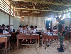 Personel Satgas Yonarmed 19/105 Trk Bogani Mengajar Anak-Anak Di Sekolah Dasar Perbatasan RI-Malaysia