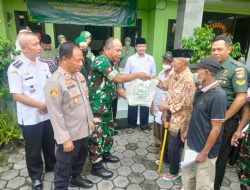HUT TNI Ke- 77 Tahun “TNI Adalah Kita” Koramil 06 Kartasura Dan Baznaz Kartasura Bagikan Paket Sembako Kepada Warga
