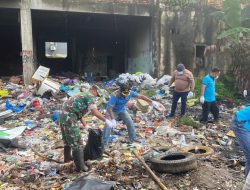 Bersihkan Lingkungan Babinsa Sorong Kota Bersama Masyarakat Ciptakan Lingkungan Bersih