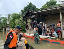 Batalyon A Satbrimob Polda Kalbar Berikan Bantuan Obat-Obatan Kepada Warga Korban Banjir