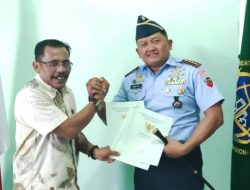 Kakan BPN Jailolo Halbar Menyerahkan 3 Sertifikat Tanah Negara Sekaligus Seluas 93,6 Hektar kepada Komandan Lanud Leo Wattimena