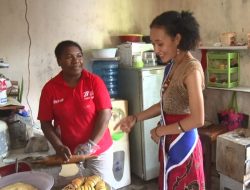 Kunjungi UMKM Mama Papua Mampu Di Holtekamp, Putri Ekowisata Papua Terkesan