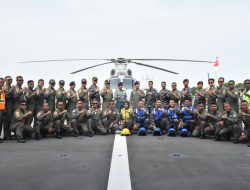 Pertama Kalinya Helikopter Panther TNI AL Masuk Hanggar KRI