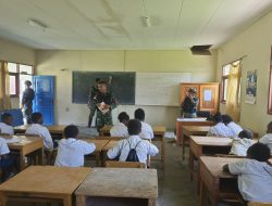 Tingkatkan Wawasan, Satgas Yonif R 142/KJ Ajarkan Anak-Anak Bahasa Indonesia di Jayawijaya