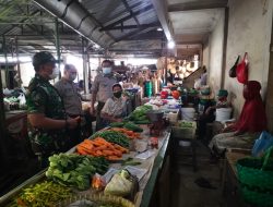 Walau Covid Level 1 Babinsa Tetap Cek Prokes di Pasar Harjodaksino