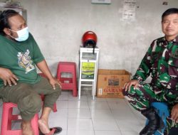 Sembari Bersilaturahmi Babinsa Kelurahan Kerten Sisipkan Pesan Prokes di Wilayah Binaan