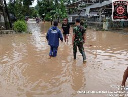 Babinsa Koramil 0818/16 Sumbermanjing Wetan Datangi Lokasi Banjir Di Desa Sitiarjo