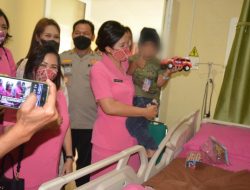 Al Faqih Anak Korban Kekerasan nampak ceria digendong Ibu Rita Panca