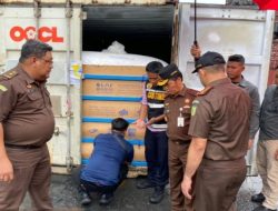 Luar Biasa Kajati Kalbar Dr. Mashudy Pimpin Langsung Pengecekan 14 Kontainer di Pelabuhan Pontianak