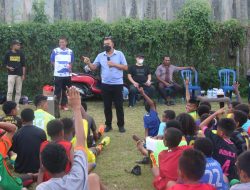 Kapolda Papua Barat Berikan Motivasi Kepada Anak-anak Sekolah Sepak Bola (SBB) Bhayangkara