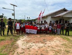 Semarak Merah Putih 1 Desember, Satgas Pamtas RI-PNG Yonif 725/Woroagi Kibarkan Bendera Bersama Masyarakat