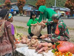 Bangkitkan Perekonomian Masyarakat, Persit Oksibil Belanja Ke Pasar Tradisional