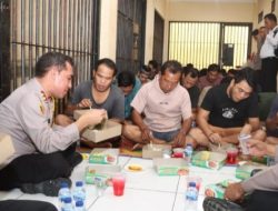 Kaporles Batu Bara AKBP Jose Ajak Tahanan di RTP Makan Bersama Dalam Rayakan Natal
