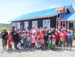 Terima Hadiah Natal Brigjen TNI Jo, Senyum Ceria Anak di Kenyam Pecah