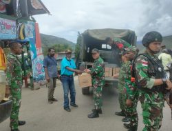 Momen perayaan Natal dan Sambut Tahun Baru, Satgas Yonif Raider 142/KJ Bagikan Sembako Kepada Warga