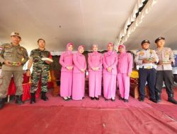 Bhayangkari Berikan Bingkisan Ke Pos Pengamanan Nataru Danau Shuji
