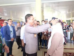 Penumpang Pertama Pesawat Garuda GA126 di Bandara Sultan Thaha Disambut Langsung Kapolda Jambi