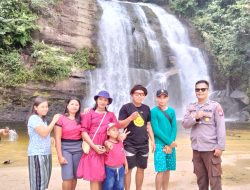 Berikan Rasa Aman Bhabinkamtibmas Hadir Di Wisata Air Terjun 7 Tingkat Rombo’ Dait