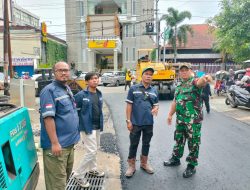 Babinsa Kemlayan Bersama Tokoh Masarakat dan Pekerja PUPR Tinjau Langsung Pengaspalan Jalan kampung