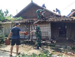 Anggota Kodim 0726/Sukoharjo, Gerak Cepat Bantu Warga Bulu Yang Tertimpa Musibah Angin Puting Beliung