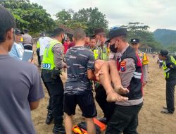 Tim SAR Gabungan TNI AL Bantu Evakuasi Wisatawan Terseret Ombak