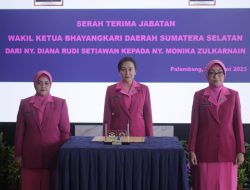Serah Terima Wakil Ketua Bhayangkari Daerah Sumsel Dari Ny Diana Rudi Setiawan Ke Ny Monica M Zulkarnain