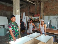 Sembari Komsos, Babinsa Kelurahan Pajang Berikan Motivasi Kepada Pengusaha Mebel