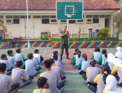 Tanamkan Disiplin, Bati Bakti TNI Koramil 03/Serengan Latih PBB Siswa SMPN 19 Surakarta