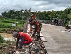 Babinsa Nogosari Bantu Sekaligus Awasi Pembangunan Jembatan