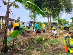Babinsa Joyotakan Pelopori Kerja Bakti Perawatan Tanaman