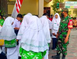 Komsos Dengan Anak Sekolah, Babinsa Jebres Beri Arahan Tentang Kedisiplinan Sejak Dini