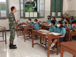 Pacu Semangat Belajar, Babinsa Berikan Motivasi Kepada Anak-Anak Murid Sekolah Dasar